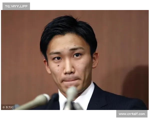 桃田贤斗亮相开幕式,怀抱总决赛奖杯入场 桃田贤斗亮相开幕式,怀抱总决赛奖杯入场